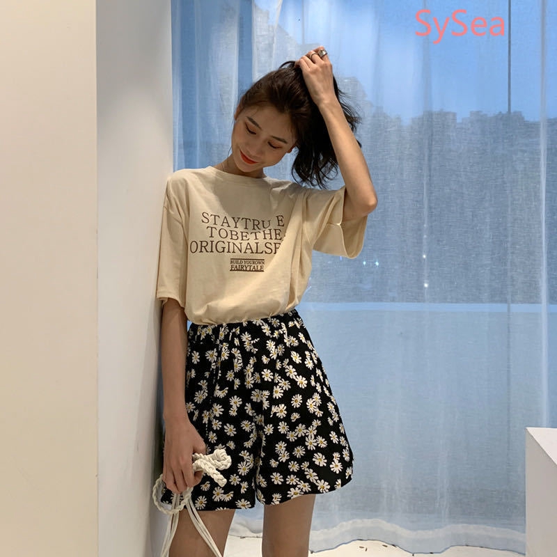 Quần ngắn ống rộng hoạ tiết hoa cúc dành cho nữ | BigBuy360 - bigbuy360.vn