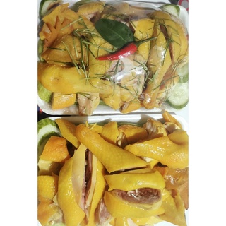 Gà chặt sẵn  ủ muối hoa tiêu, khay nửa con kèm dưa leo, muối chấm về ăn ngay.