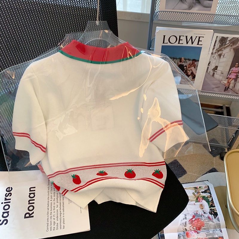 Áo thun tay ngắn dệt kim dáng ngắn cổ polo hoạ tiết dâu tây phong cách phương Tây thời trang mùa hè 2022 cho nữ