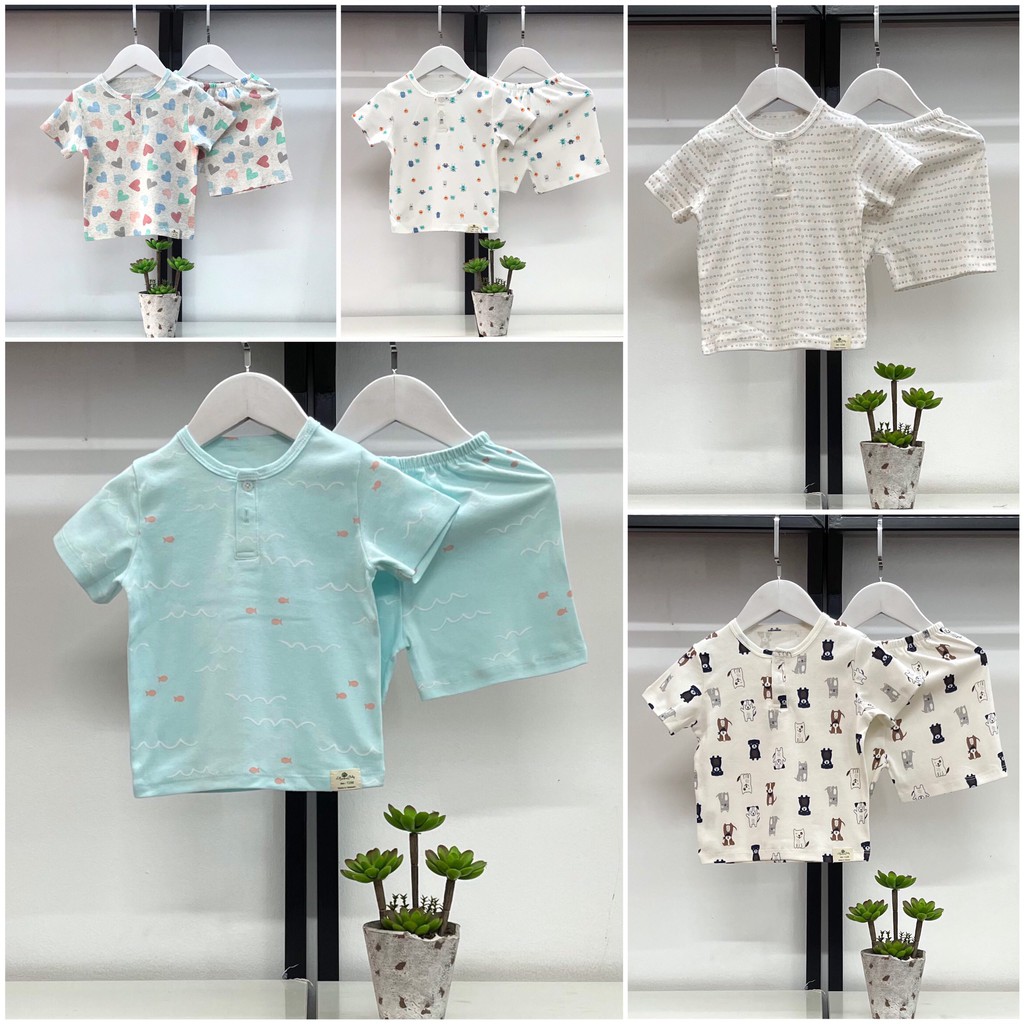 Bộ sơ sinh 2 cúc ngắn tay có size từ 6-36M.