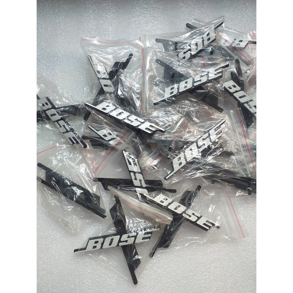 TEM LOA DÁN THÙNG THƯƠNG HIỆU BOSE 502 LOẠI ZIN, KÍCH THƯỚC 8,5cm x 1,0CM - NHỰA CỨNG KHÔNG KEO DÍNH- GIÁ 1 TEM