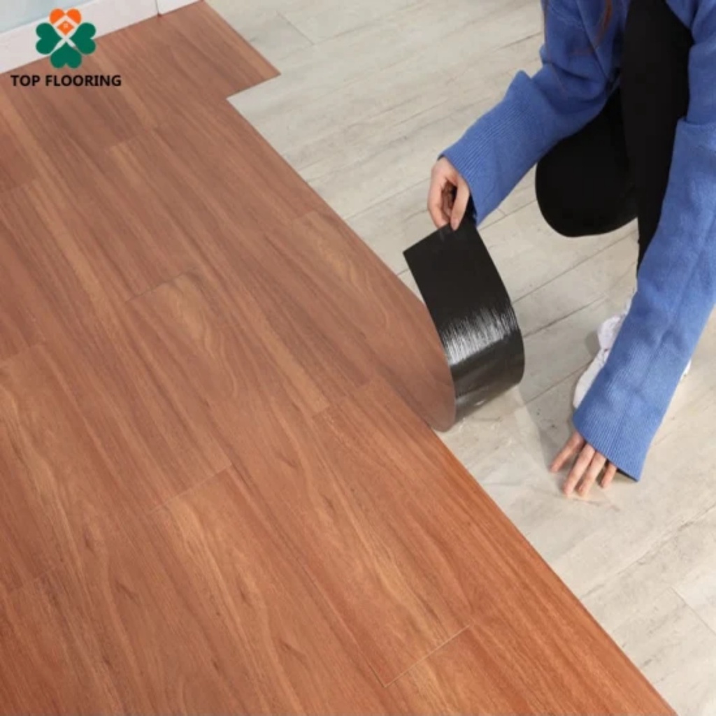 Miếng dán sàn vân gỗ nâu đỏ tự dính