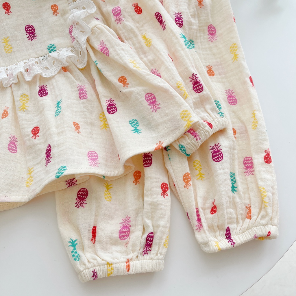 Bộ dài tay quả dứa Dewkids cổ đính viền ren vải xô mulin cao cấp cho bé gái DKT004