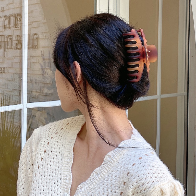 Kẹp càng cua cỡ lớn màu nâu cá tính