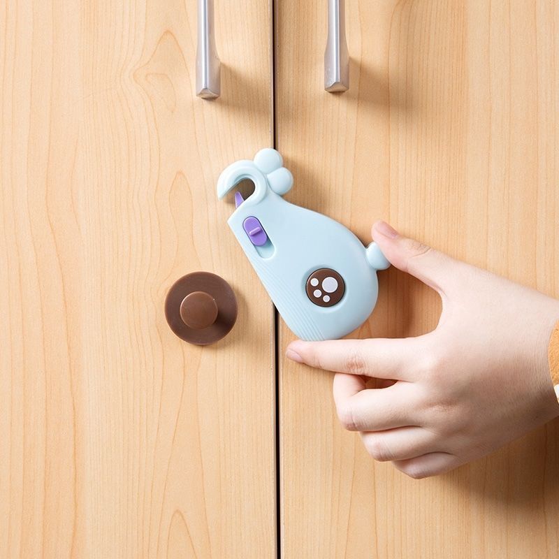 Khóa Tủ Cá An Toàn Cho Bé Tránh Kẹt Tủ