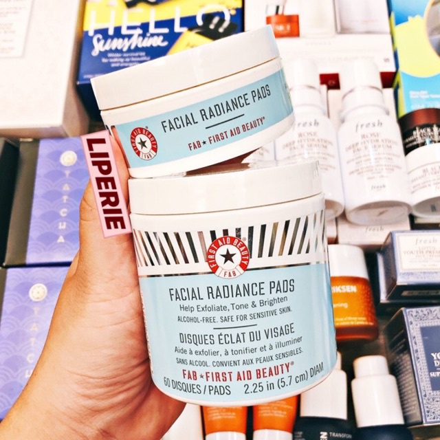 Tẩy tế bào chết First Aid Beauty Facial Radiance Pads