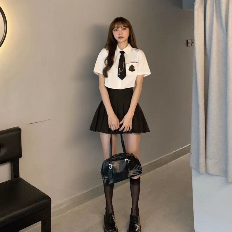 Set đồ COZOKC gồm áo sơ mi tay ngắn và chân váy xếp ly thời trang