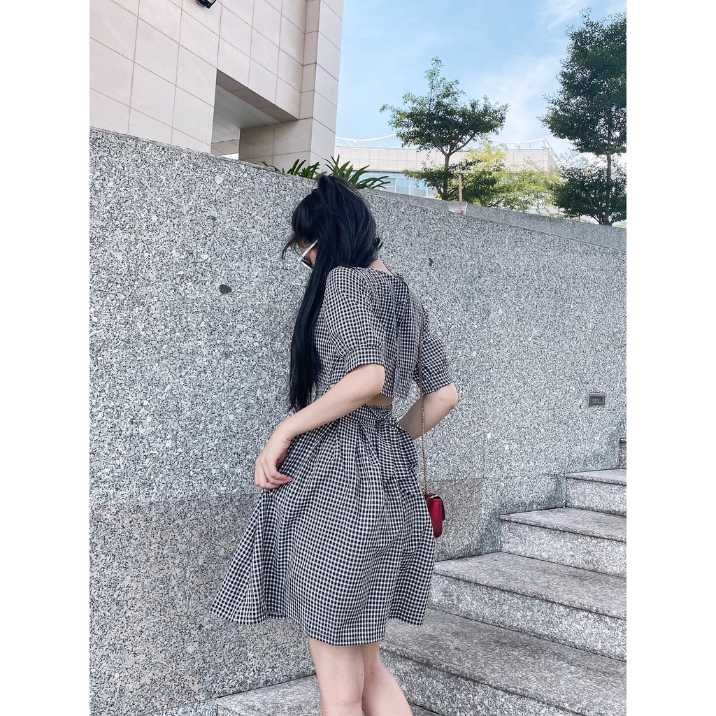 Đầm caro đính cúc sau hở lưng nhẹ nhàng