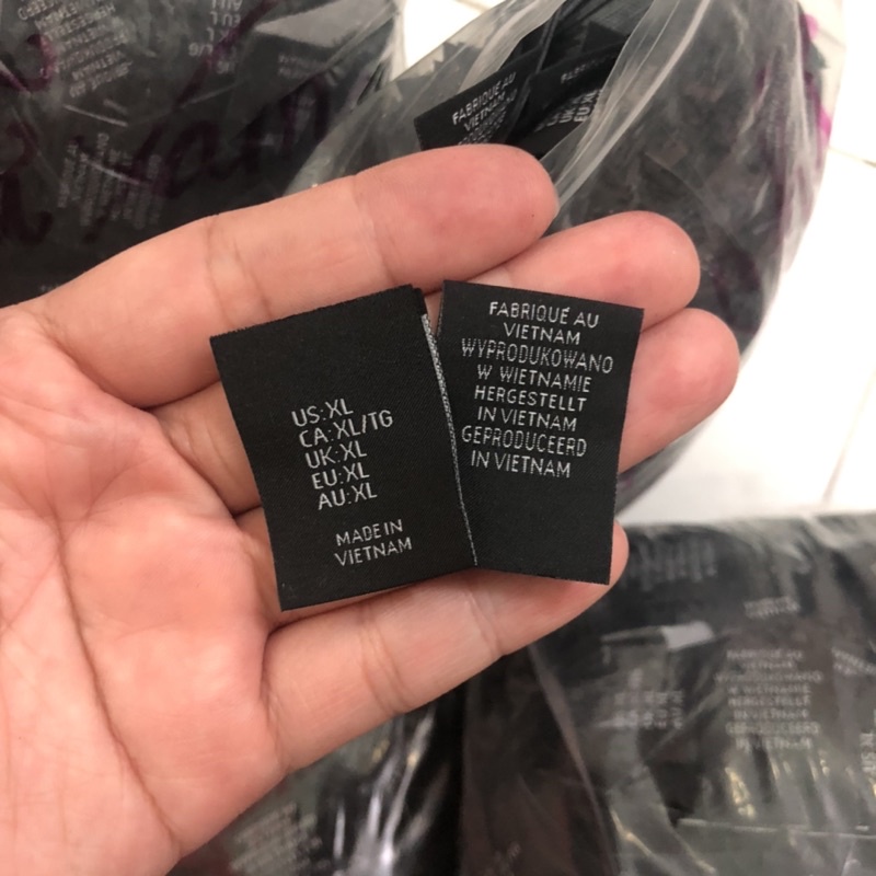 Set 100 Nhãn Cổ Áo  Hàng TAHARI Nền Đen Chữ Xám Trắng