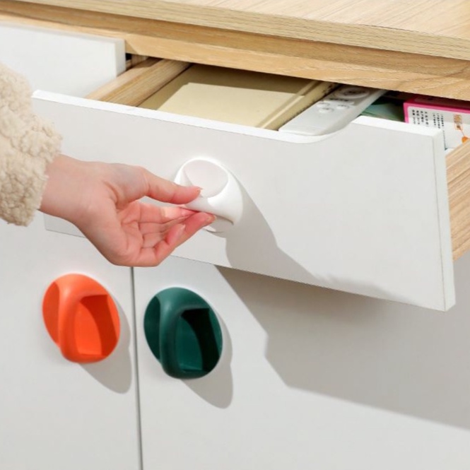 Tay Nắm Cửa Tủ Tự Dính Có Móc Tiện Dụng
