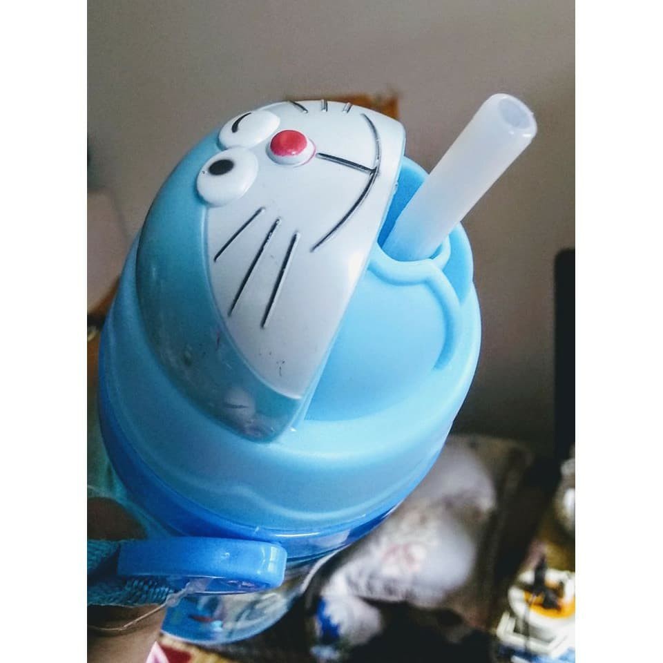 Bình uống nước ống hút nhựa 550ml họa tiết Hello Kitty/ Doraemon kèm dây đeo vai