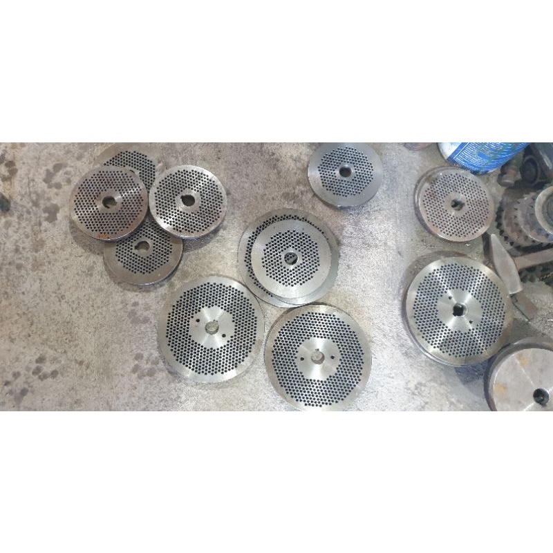 Mặt sàng và quả lô dành cho máy ép cám viên trục đứng,sàng được tôi cao tần,có các loại mặt sàng 3ly,4ly,5ly,6ly,7ly....