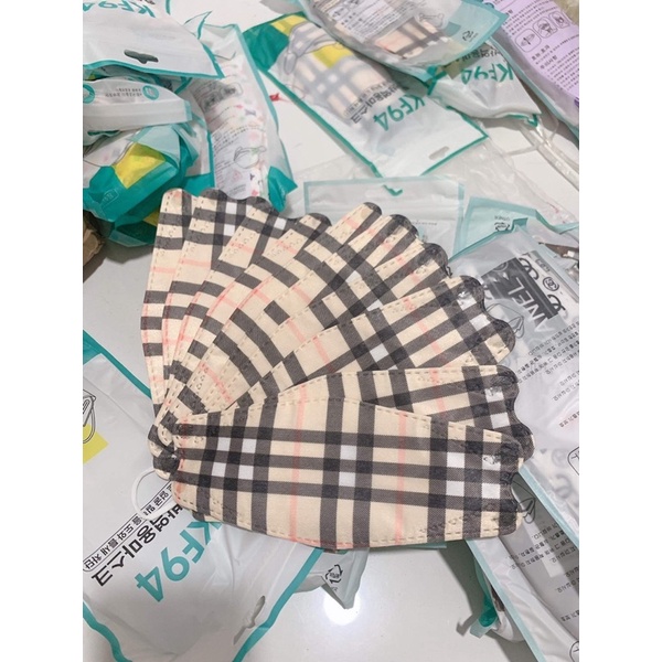 Khẩu trang thương hiệu burberry