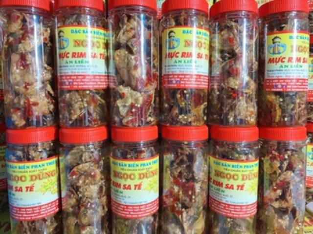Mực Rim Sa Tế ( ăn liền ) là món ăn yêu thích của shop Đặc Sản Biển Phan Thiết NGỌC DŨNG; Hộp 200 gram. HSD 6 tháng