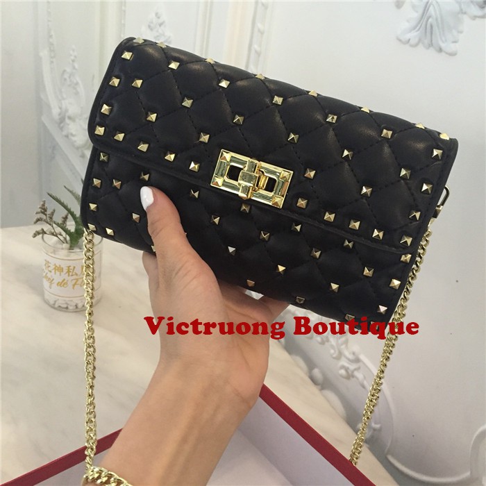 Ví cầm tay đính đinh tán