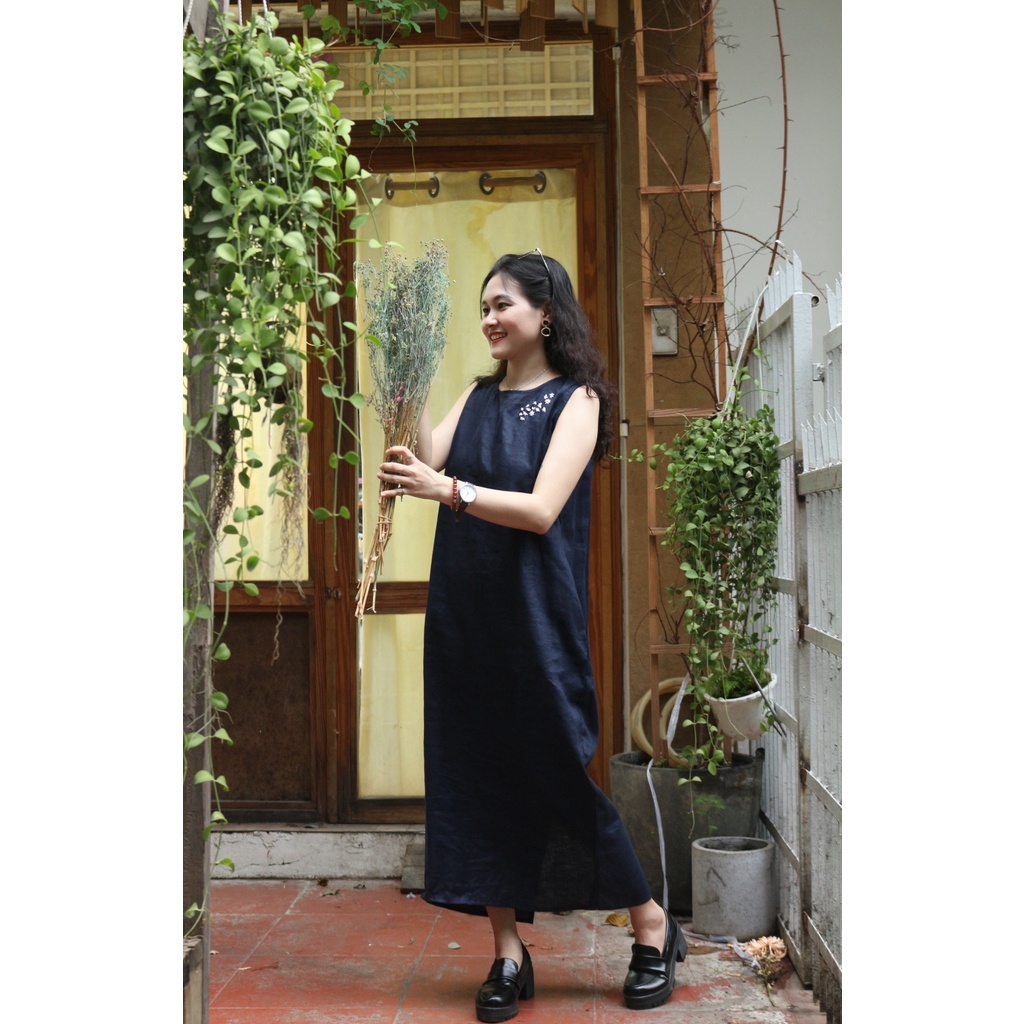 Đầm Minh Khuê sát nách, dáng suông chất liệu linen tưng cao cấp, thêu tay (màu xanh navy)