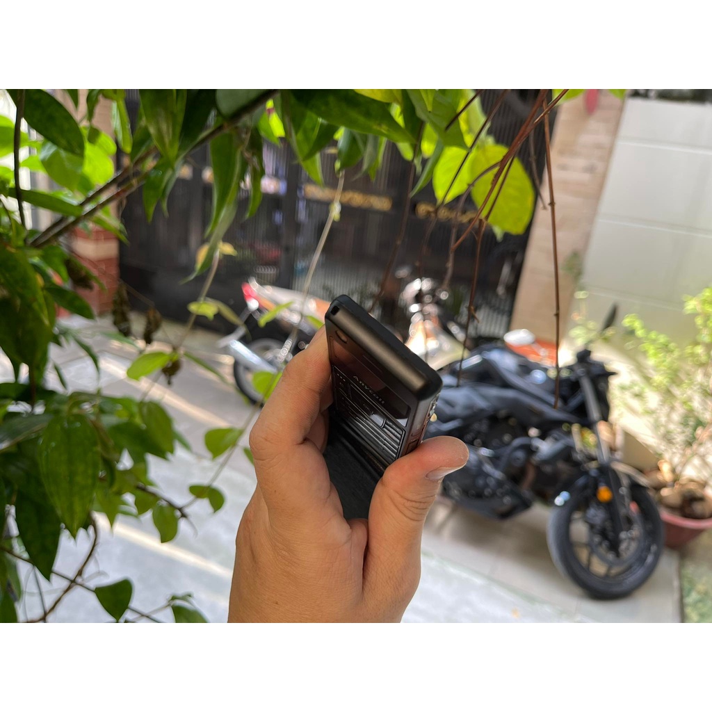 Điện thoại Samsung F300 màu đen có bao da