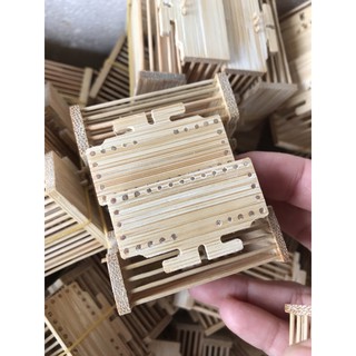 Rọ tre đựng cào cào cho chim