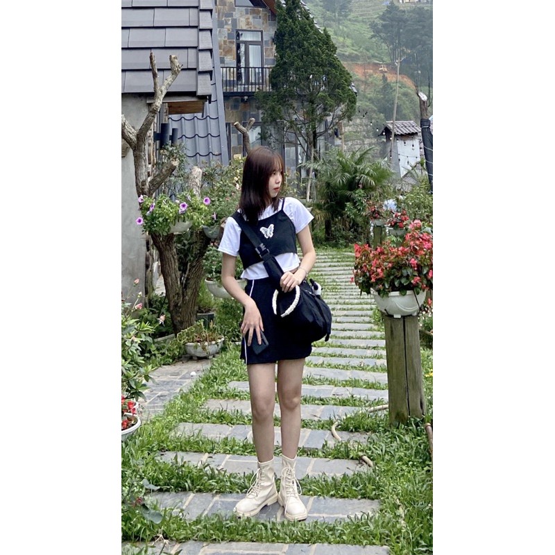 Set áo croptop phối đen trắng và chân váy xẻ tà xinh xắn
