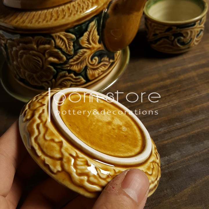 Ấm chén Bát Tràng khắc tay hoa dây nổi dáng vuông