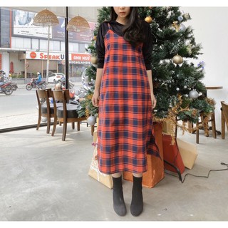 Set đầm yếm caro đỏ và áo pull đen