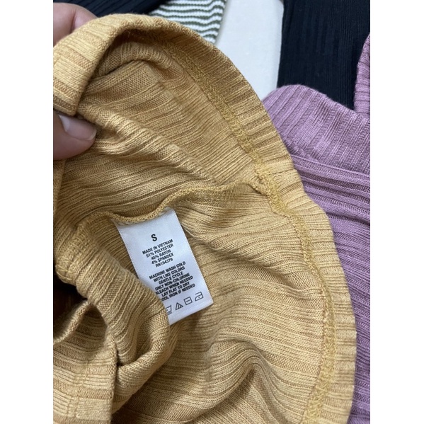 Áo thun gân tay dài.