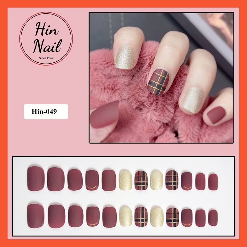Móng tay giả Hin Nail form ngắn màu đỏ họa tiết caro ánh nhũ
