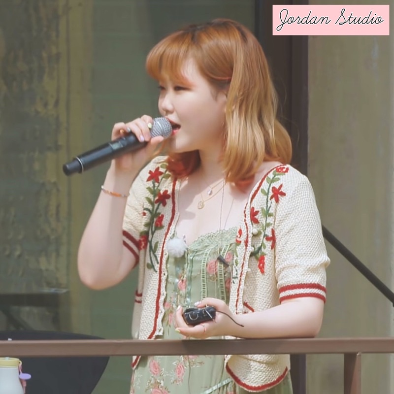 Áo len thêu hoa giống Umji VIVIZ, Suhyun AKMU