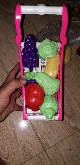 Sét 1 chiếc xe mô hình đi siêu thị và các mô hình trái cây bằng nhựa rất đẹp