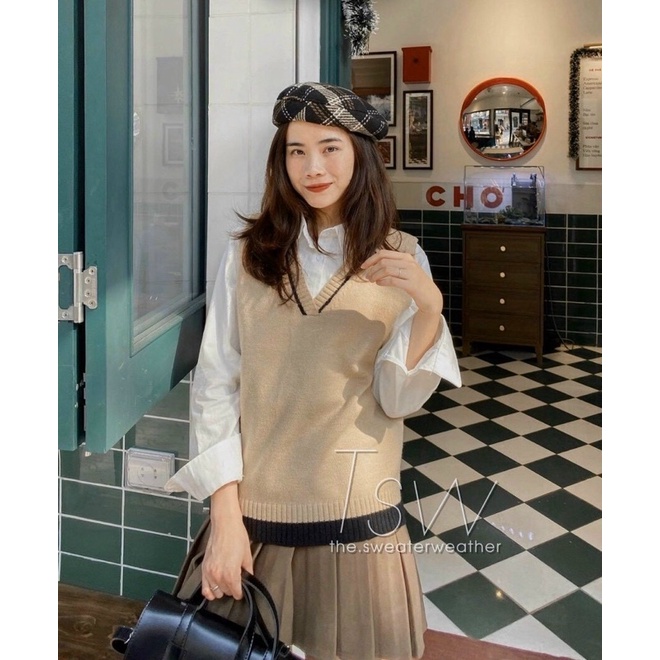 Set áo sơ mi trắng dài tay kèm chân váy nâu và áo len ghile