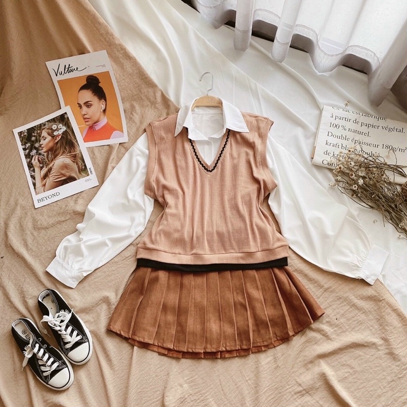 Set áo sơ mi trắng dài tay kèm chân váy nâu và áo len ghile