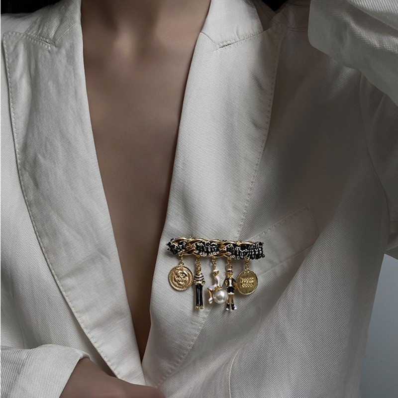 Ghim cài áo phong cách cổ điển