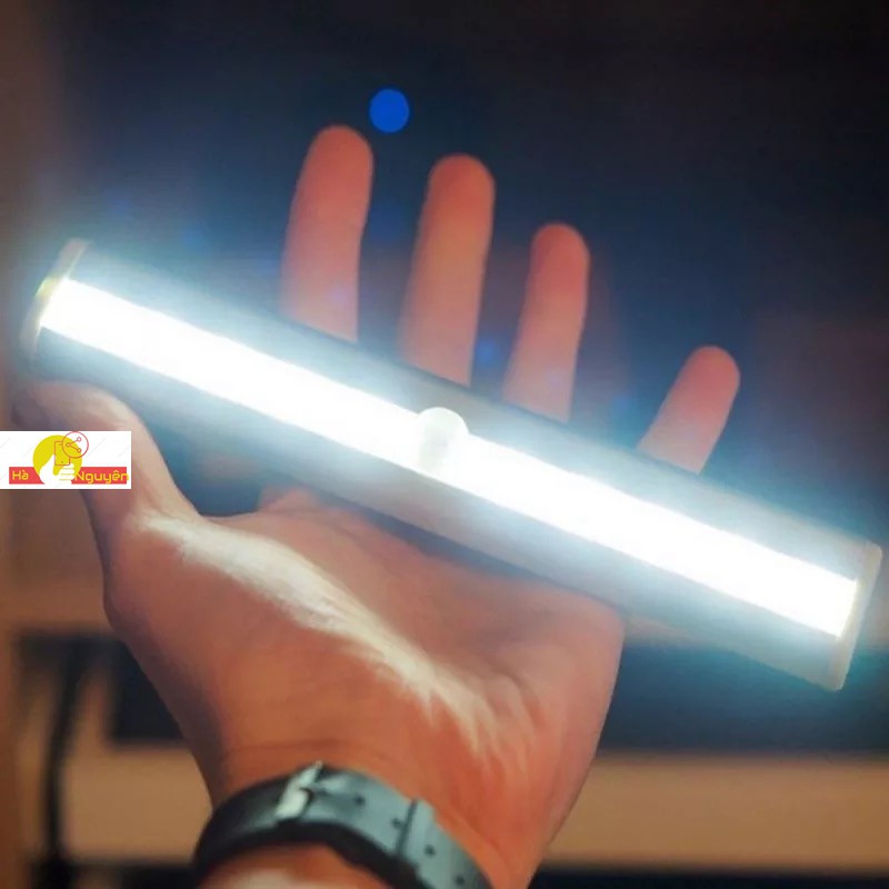 Đèn LED tiện dụng tự động sáng khi có người tới gần