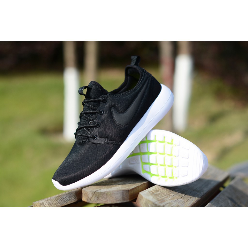 Giày Thể Thao Nike Roshe Two V1 Phối Màu Trắng Đen Cá Tính