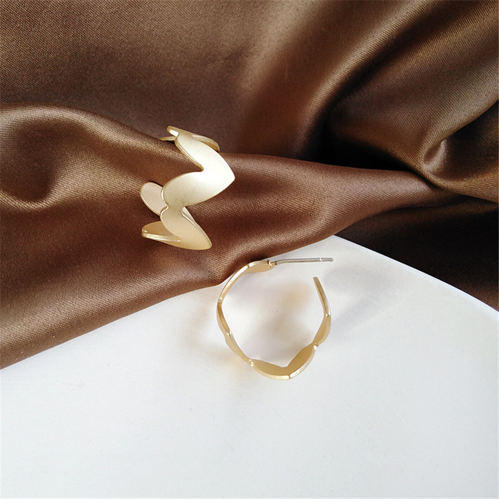 Hoa Tai Kim Loại Hình Trái Tim Phong Cách Hoàng Gia