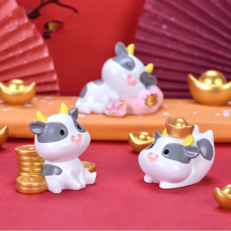 Mô hình đàn bò sữa đội kim nguyên bảo mừng năm Tân Sửu may mắn và thịnh vượng dùng móc khóa, trang trí tiểu cảnh