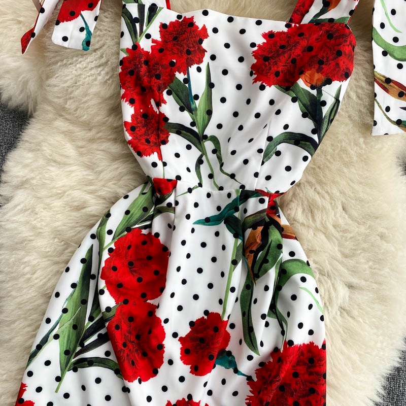 Váy 2 dây bản to thắt nơ vai dáng ôm dài chân váy đuôi cá in họa tiết hoa lá đỏ rực rỡ trên nền trắng chấm bi đen