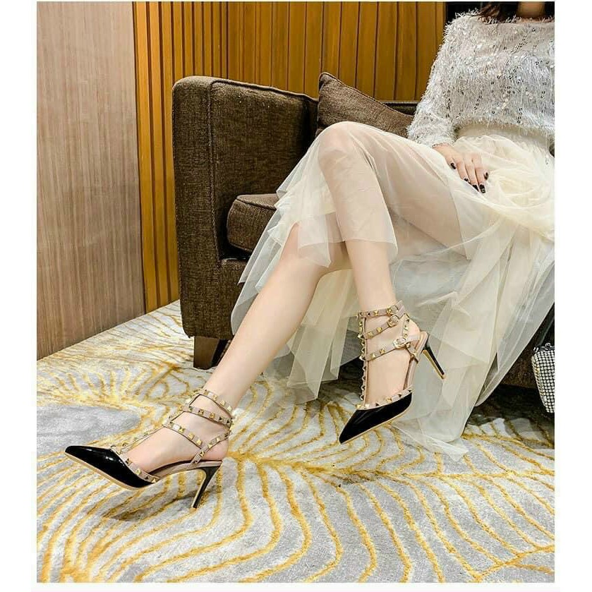 Sandal cao gót đinh Valentino