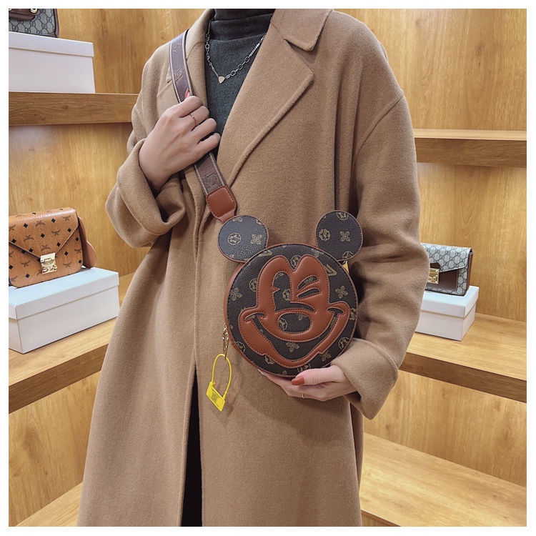 Túi đeo chéo vai in hình Mickey phong cách retro thời trang mùa đông 2021