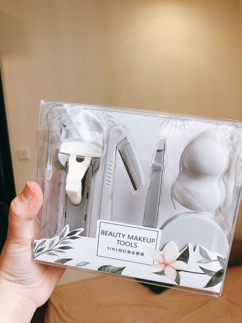 [MUA 1 ĐƯỢC 5] Set combo beauty 5 món tiện lợi gồm kẹp mi - dao cạo mày - nhíp - sponge tán nền - mút phủ phấn