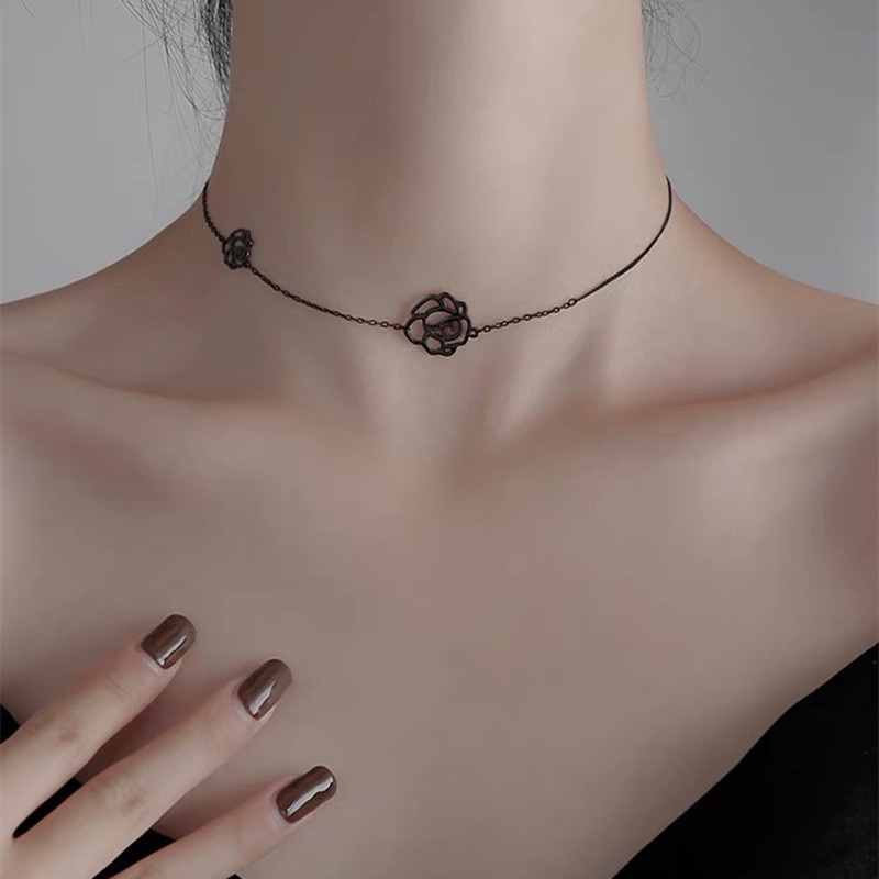 Vòng cổ Xương Quai Xanh Đen Phối Mặt Hoa Hồng Thời Trang Tối Giản