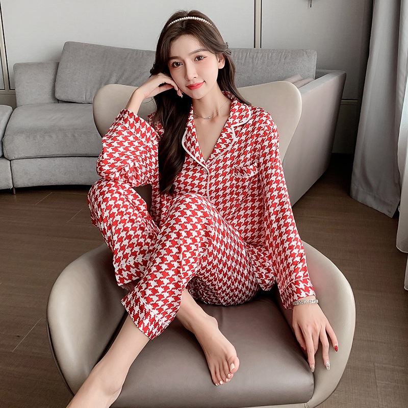 Bộ đồ ngủ vải lụa satin tay dài in họa tiết caro giản dị cho nữ