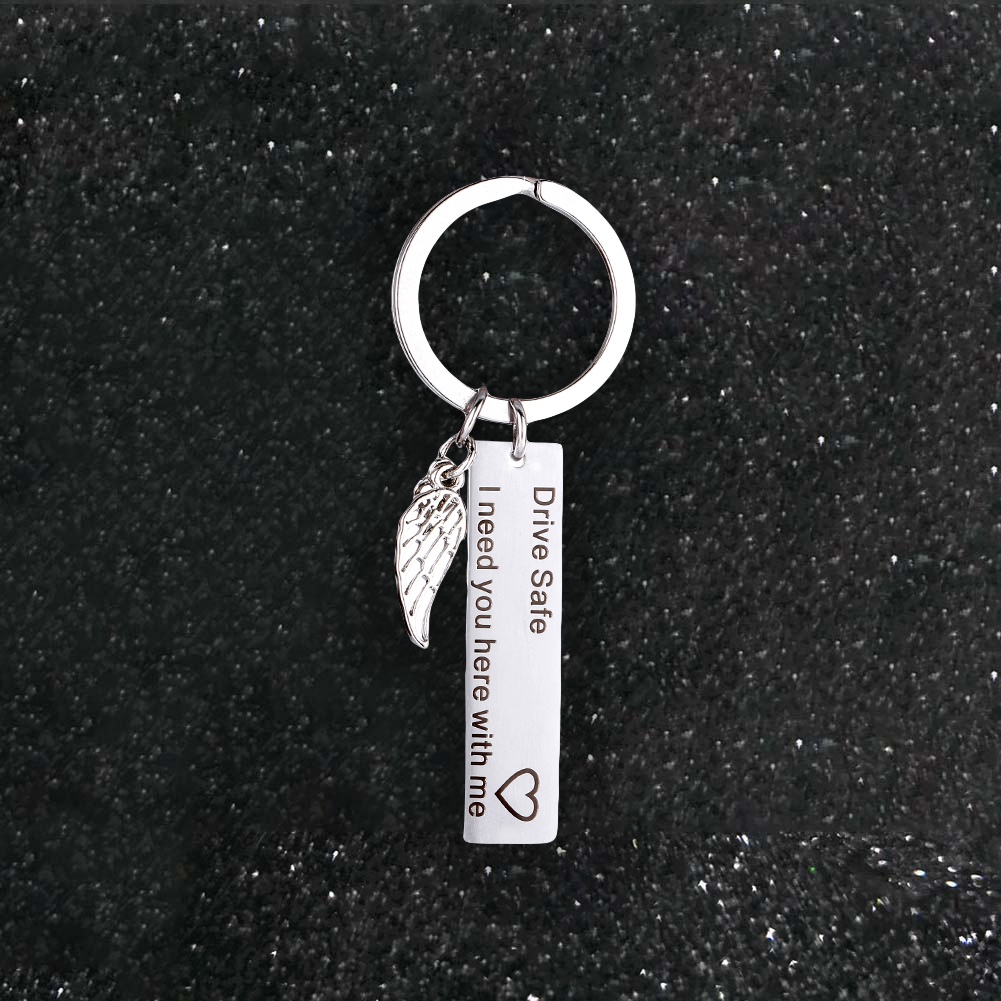 Móc Khóa Kim Loại Hình Đôi Cánh Khắc Chữ Độc Đáo