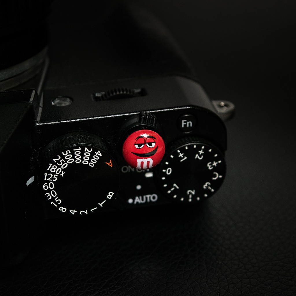 Shutter Button - Nút chụp máy ảnh hình kẹo Chocolate M&amp;M mặt cười (Màu đỏ)