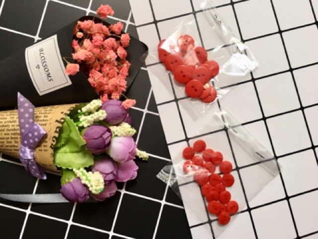 Cúc đỏ size 1.5cm/1cm (số lượng cúc nhiều gấp đôi túi nhiều màu)