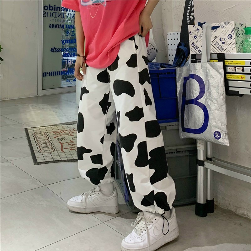 Quần Ống Rộng Hoạ Tiết Bò Sữa, Quần Dài Nam Nữ Form Rộng, Ống Suông Lưng Chun Bo Gấu Phong Cách Cá Tính. | BigBuy360 - bigbuy360.vn