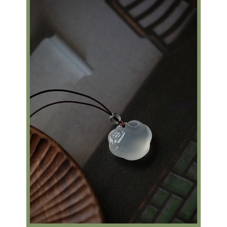 Vòng Cổ Dây Bện Mặt Đám Mây Đá Chalcedony Auspicious Ruyi Thiết Kế Cổ Điển Cho Nữ