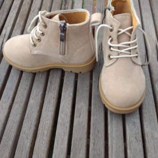 Giày boot cho bé