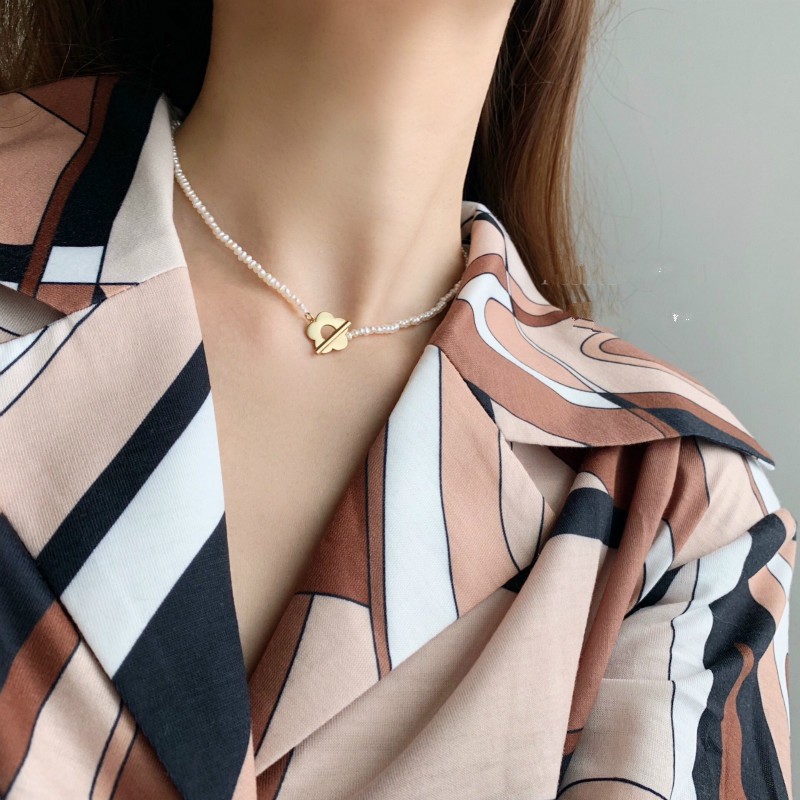 Dây Chuyền Mặt Hoa Nhỏ Đính Ngọc Trai Phong Cách Retro