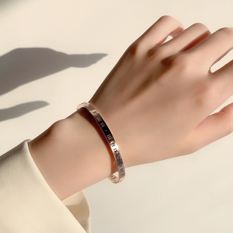 Vòng tay đeo tay dạng mở chỉnh được gắn chữ số La Mã màu vàng đơn giản cho nữ